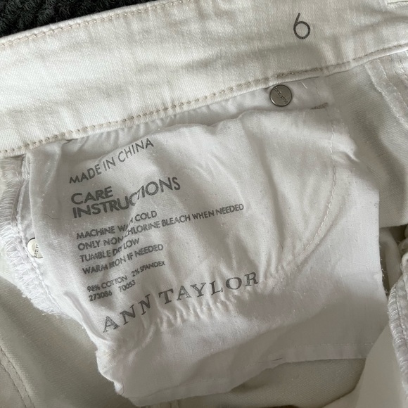 White Ann Taylor Modern Fit Size 6 Jeans Style Panrs - Picture 2 of 3